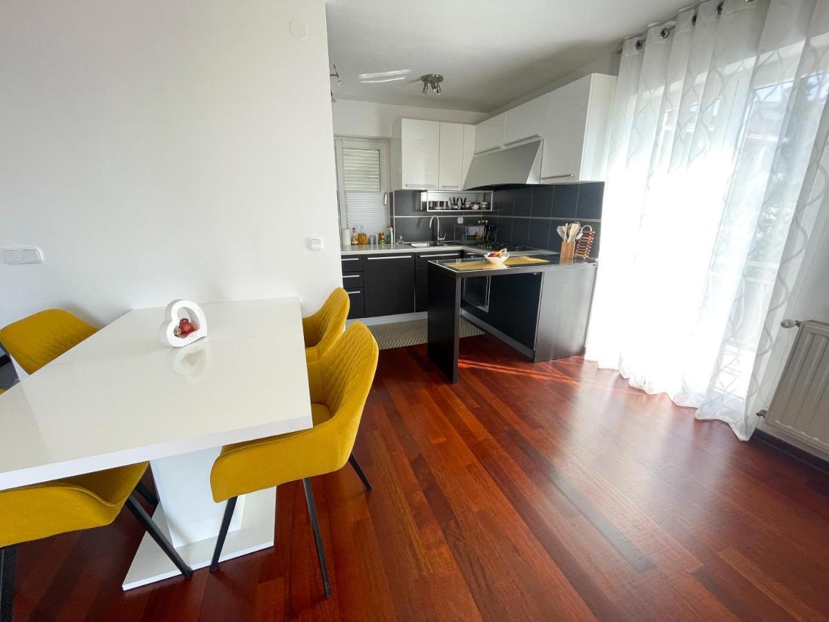 Queen Apartment *