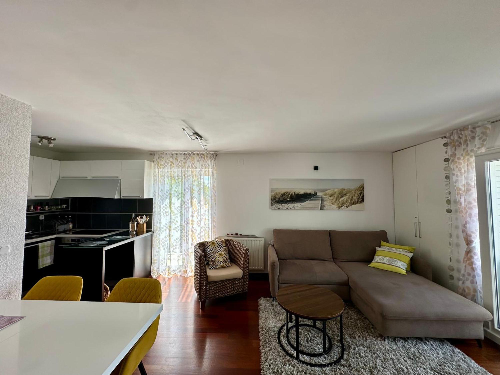 Queen Apartment *