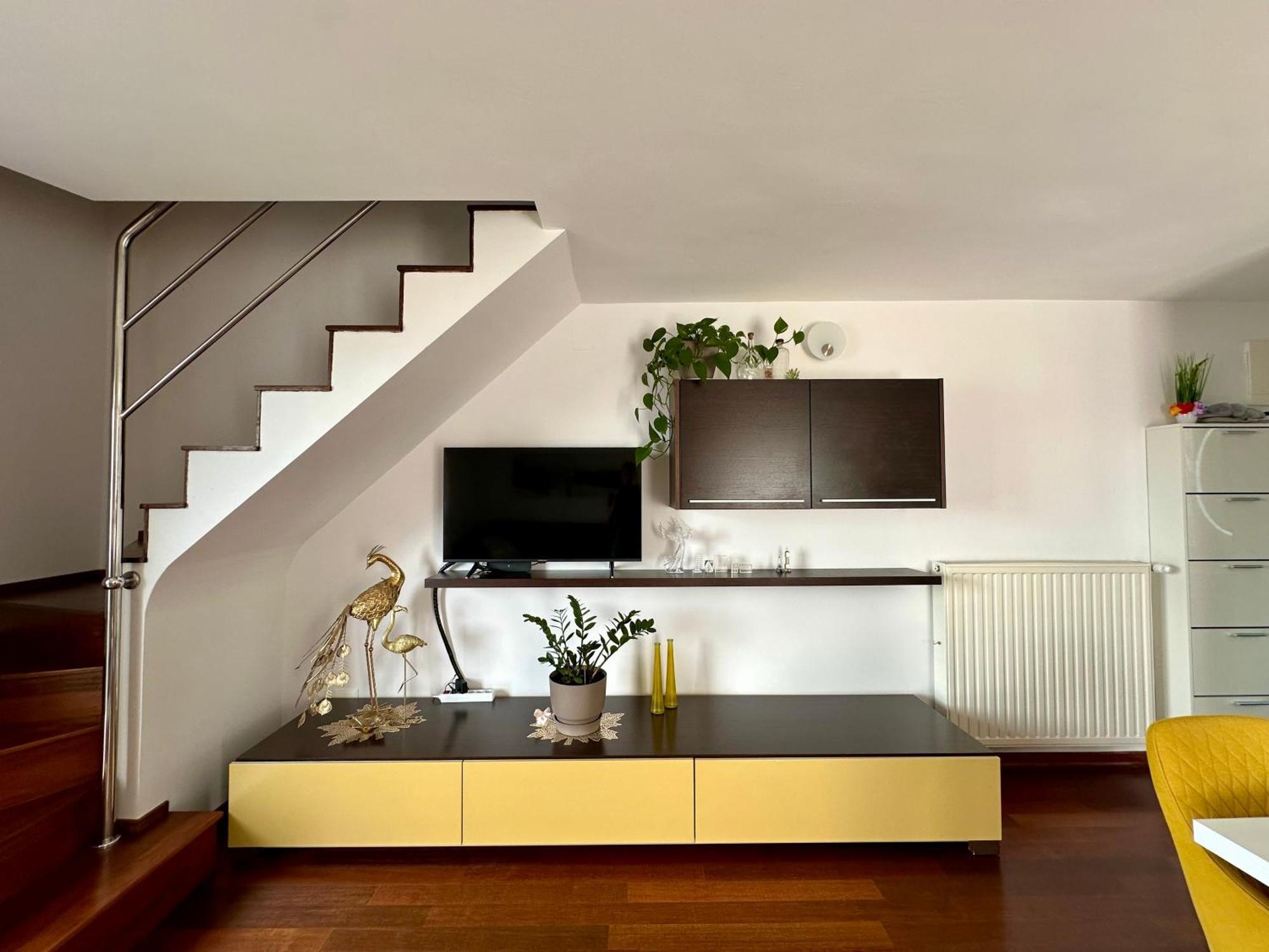 Queen Apartment *